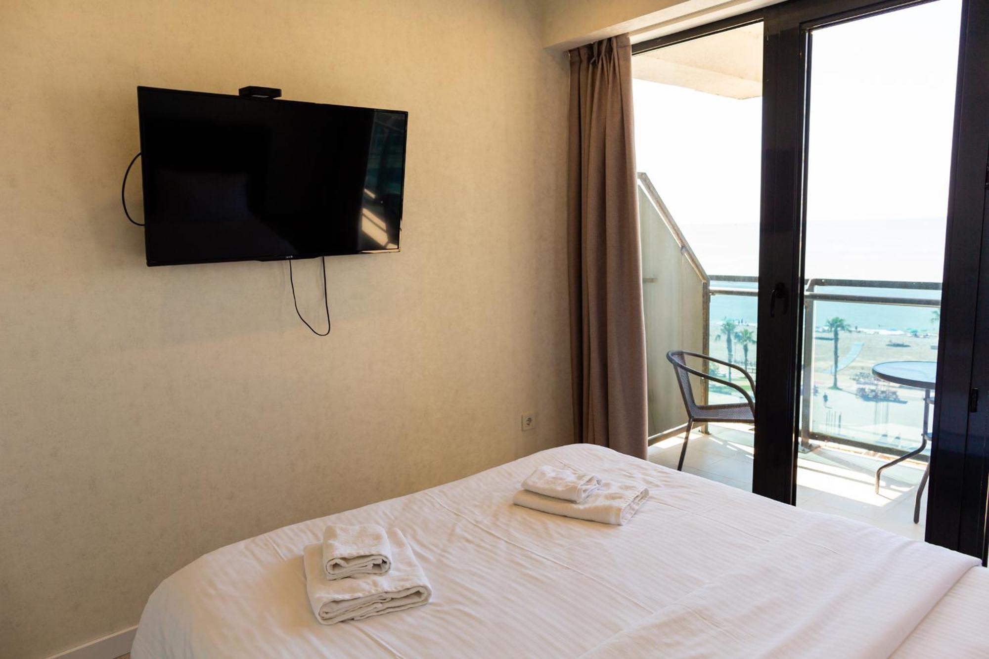 The Spot Apartments - Orbi Beach Tower Batoemi Buitenkant foto